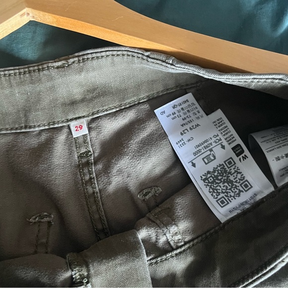 Levi’s High Rise Cargo - Picture 2 of 2